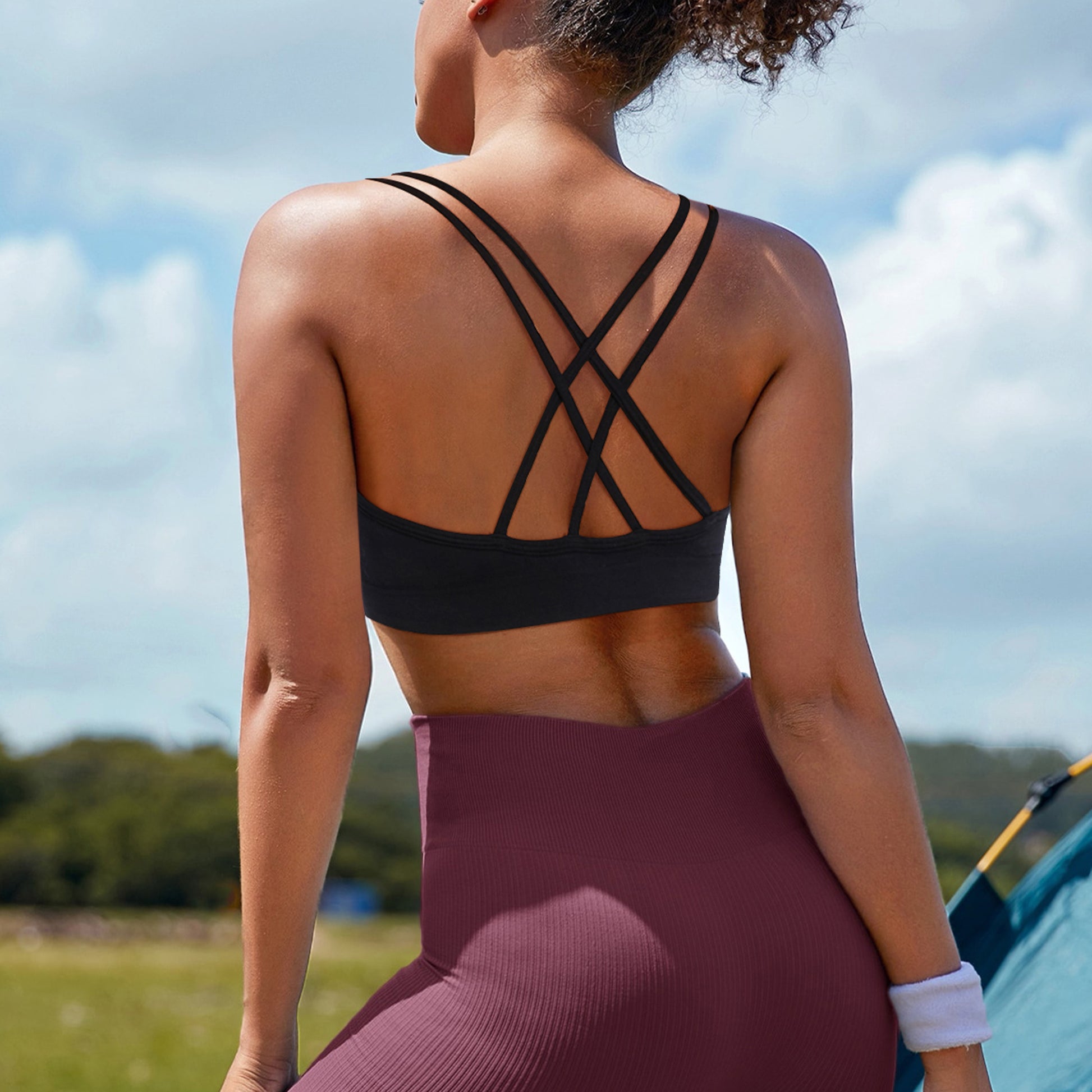 VEQKING Women's Cross Back Sports Bra Padded Strappy Medium Support Black